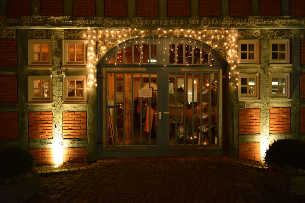 Eingang Clüverhaus mit Lichterkette dekoriert