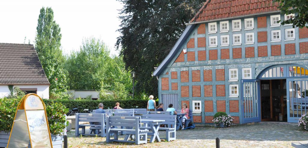 Tische und Bänke vorm Café im Clüverhaus