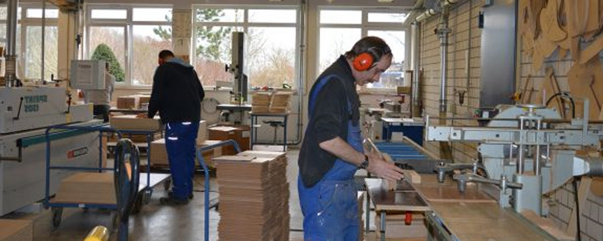 Mitarbeiter in der Tischlerei