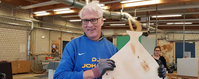 Mitarbeiter in der Tischlerei mit Herz aus Holz