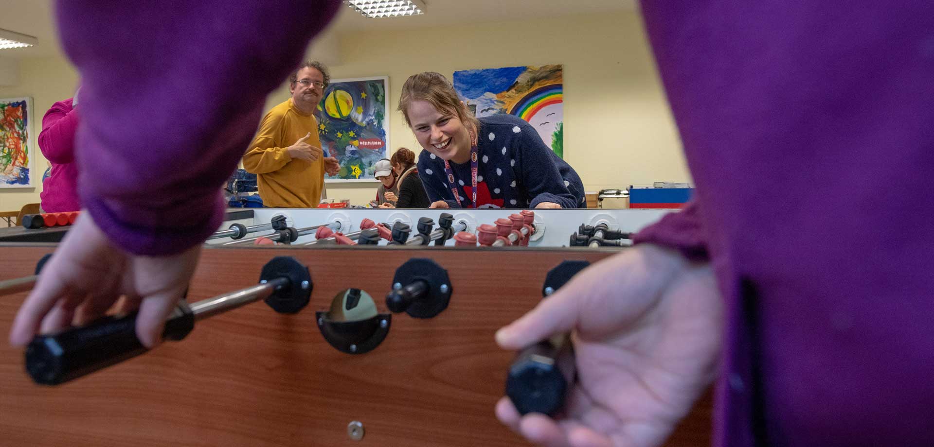 Menschen spielen Kicker